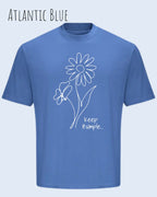die Abbildung zeigt ein oversized heavyweight design-t-shirt in der farbe atlantic blue und mit dem motiv keep it simple.