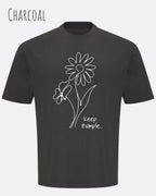 die Abbildung zeigt ein oversized heavyweight design-t-shirt in der farbe charcoal und mit dem motiv keep it simple.