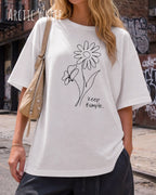 blonde frau trögt ein oversized heavyweight design-t-shirt in der farbe arctic white und mit dem motiv keep it simple.