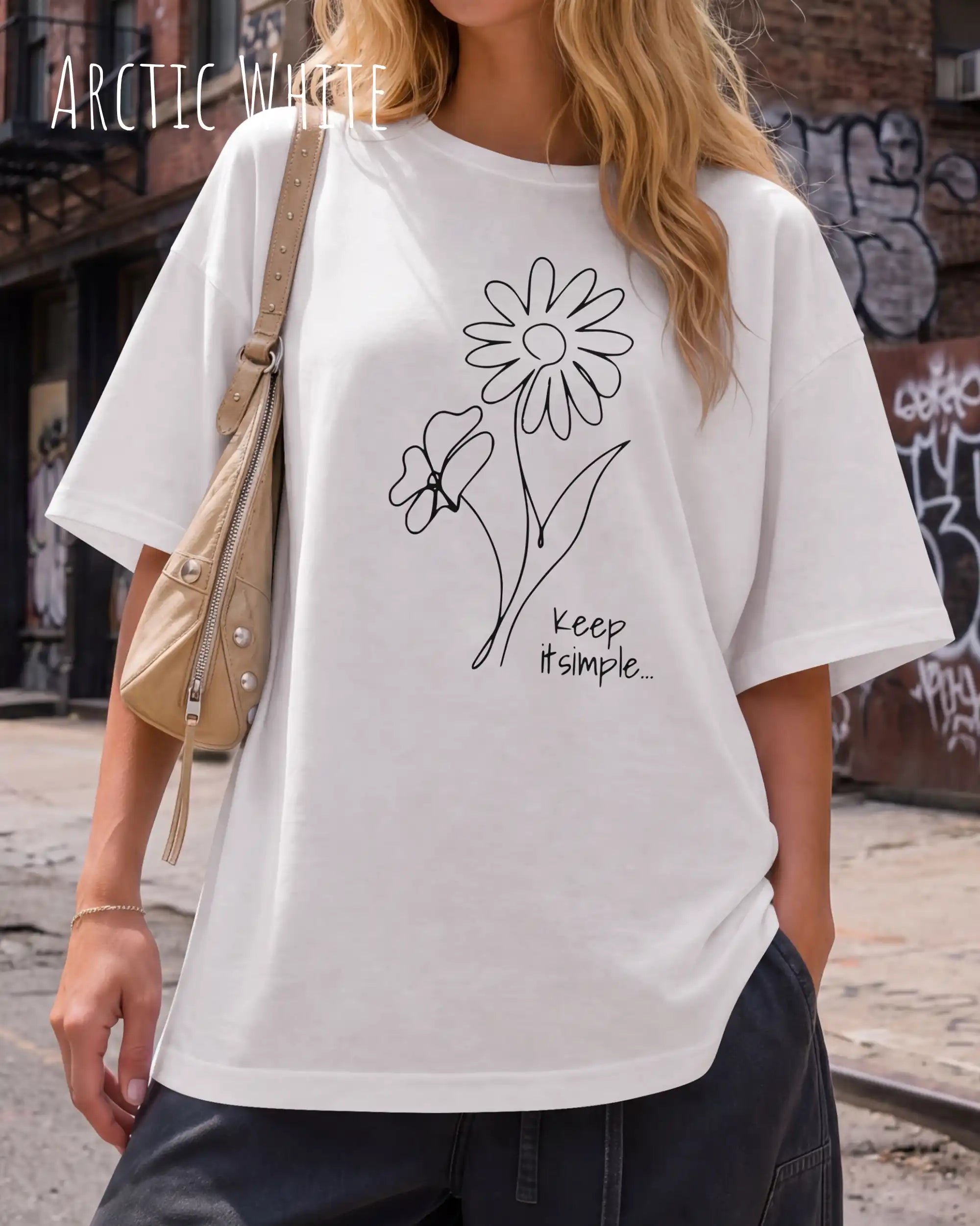 blonde frau trögt ein oversized heavyweight design-t-shirt in der farbe arctic white und mit dem motiv keep it simple.
