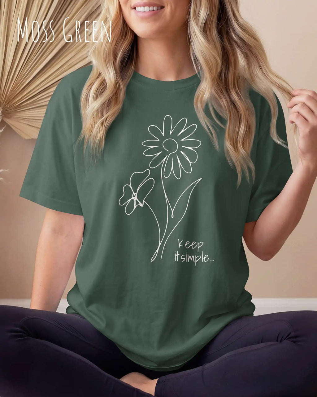 blonde frau trögt ein oversized heavyweight design-t-shirt in der farbe moss green und mit dem motiv keep it simple.