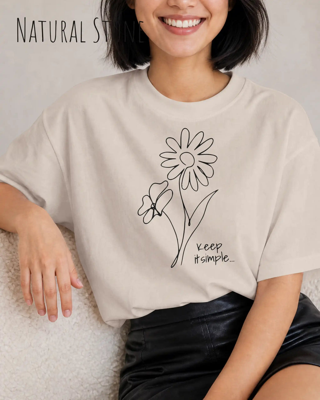 frau trögt ein oversized heavyweight design-t-shirt in der farbe natural stone und mit dem motiv keep it simple.