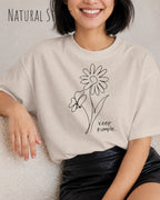 frau trögt ein oversized heavyweight design-t-shirt in der farbe natural stone und mit dem motiv keep it simple.