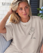 blonde frau trögt ein oversized heavyweight design-t-shirt in der farbe natural stone und mit dem motiv keep it simple links oben