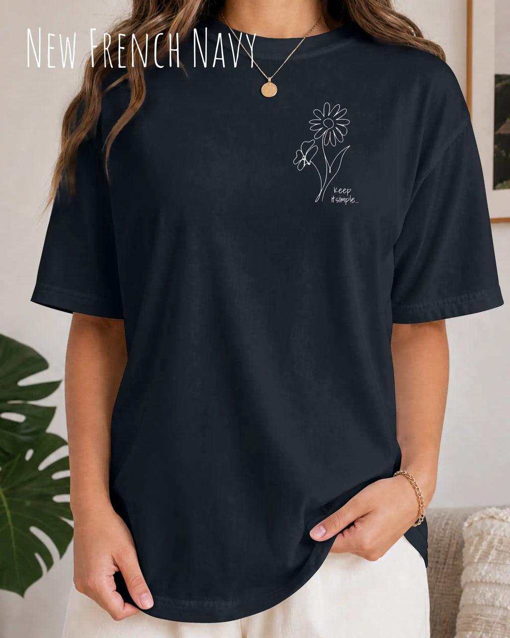 frau trögt ein oversized heavyweight design-t-shirt in der farbe new french navy und mit dem motiv keep it simple links oben