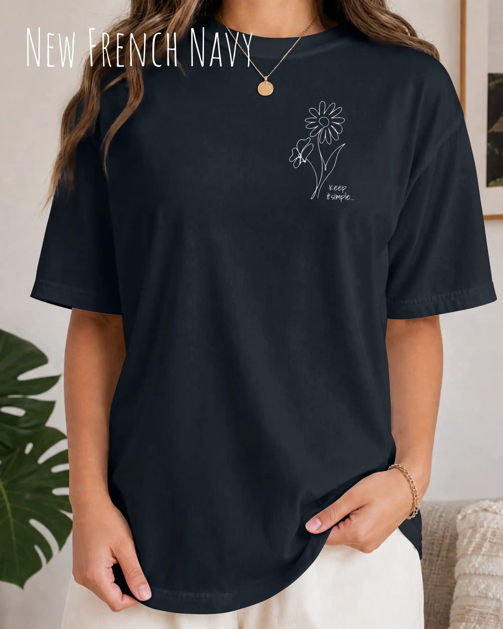 frau trögt ein oversized heavyweight design-t-shirt in der farbe new french navy und mit dem motiv keep it simple links oben
