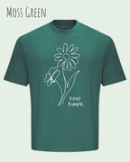 die Abbildung zeigt ein oversized heavyweight design-t-shirt in der farbe moss green und mit dem motiv keep it simple.