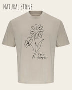 die Abbildung zeigt ein oversized heavyweight design-t-shirt in der farbe natural stone und mit dem motiv keep it simple.