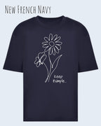 die Abbildung zeigt ein oversized heavyweight design-t-shirt in der farbe new french navy und mit dem motiv keep it simple.