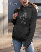 Frau trägt hoodie im feminine fit aus weicher baumwollmischung in farbe bottle green mit keep it simple motiv auf der Brust