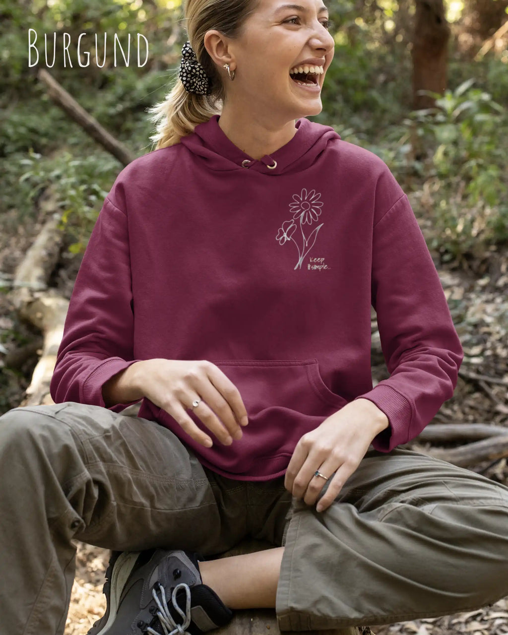 Frau trägt hoodie im feminine fit aus weicher baumwollmischung in farbe Burgund mit keep it simple motiv oben links