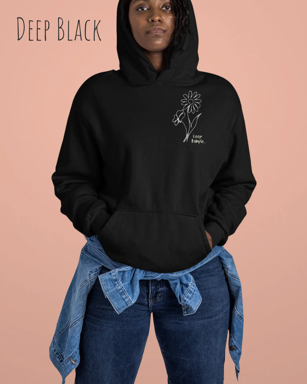 Frau trägt hoodie im feminine fit aus weicher baumwollmischung in farbe deep black mit keep it simple motiv links oben