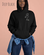 Frau trägt hoodie im feminine fit aus weicher baumwollmischung in farbe deep black mit keep it simple motiv links oben