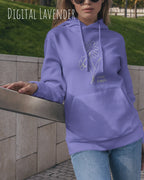Frau trägt hoodie im feminine fit aus weicher baumwollmischung in farbe digital lavender mit keep it simple motiv auf der Brust