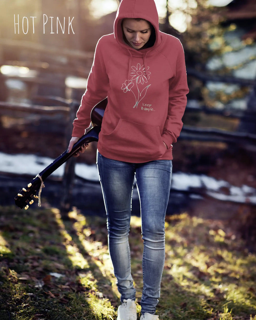 Frau trägt hoodie im feminine fit aus weicher baumwollmischung in farbe hot pink mit keep it simple motiv auf der Brust