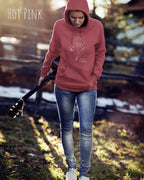 Frau trägt hoodie im feminine fit aus weicher baumwollmischung in farbe hot pink mit keep it simple motiv auf der Brust