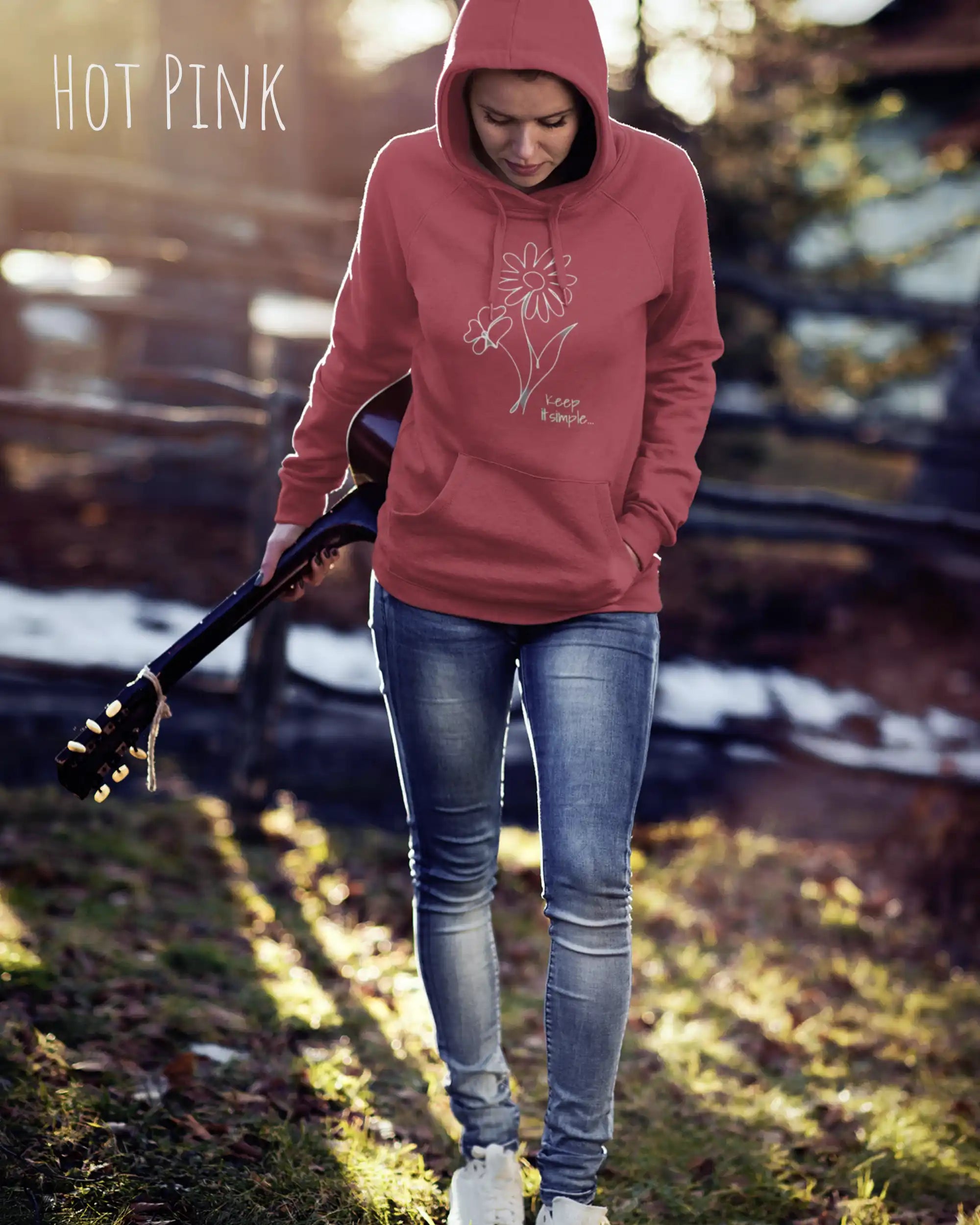 Frau trägt hoodie im feminine fit aus weicher baumwollmischung in farbe hot pink mit keep it simple motiv auf der Brust
