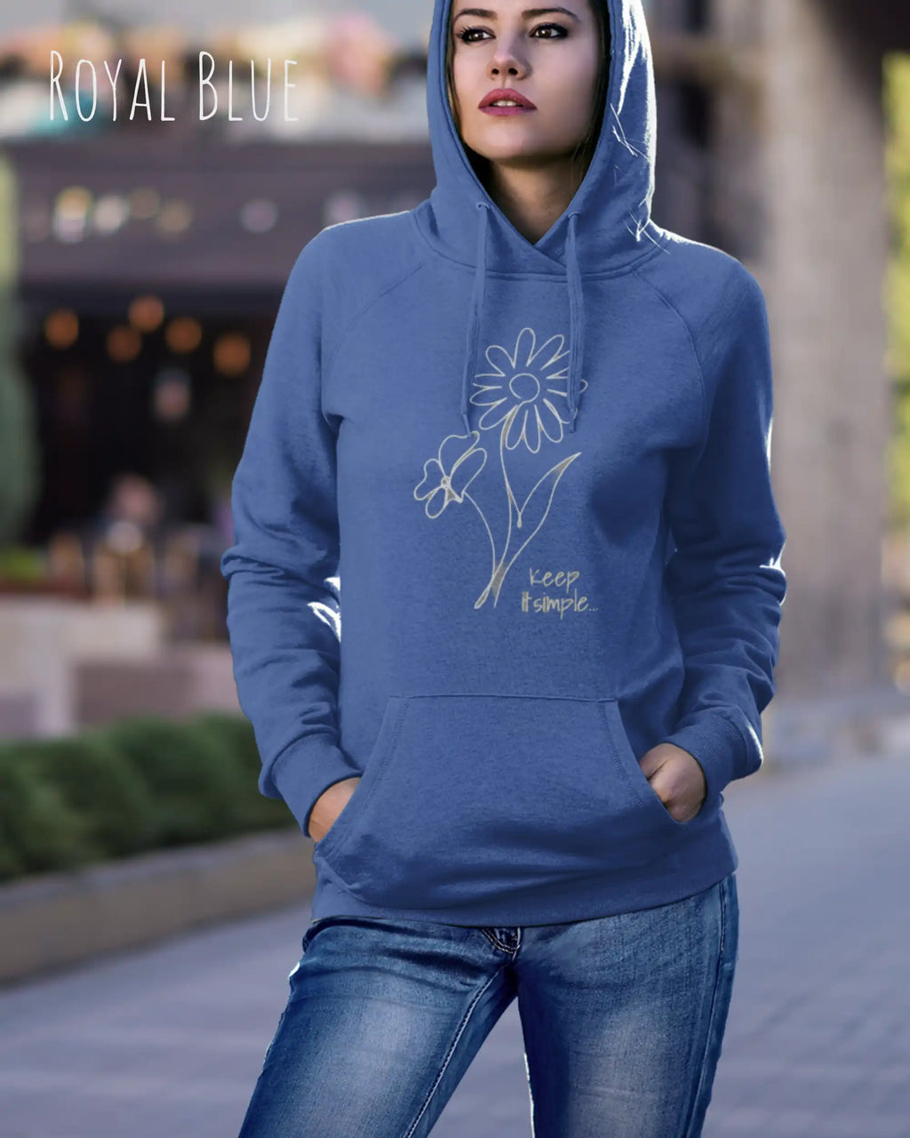 Frau trägt hoodie im feminine fit aus weicher baumwollmischung in farbe royal blue mit keep it simple motiv auf der Brust