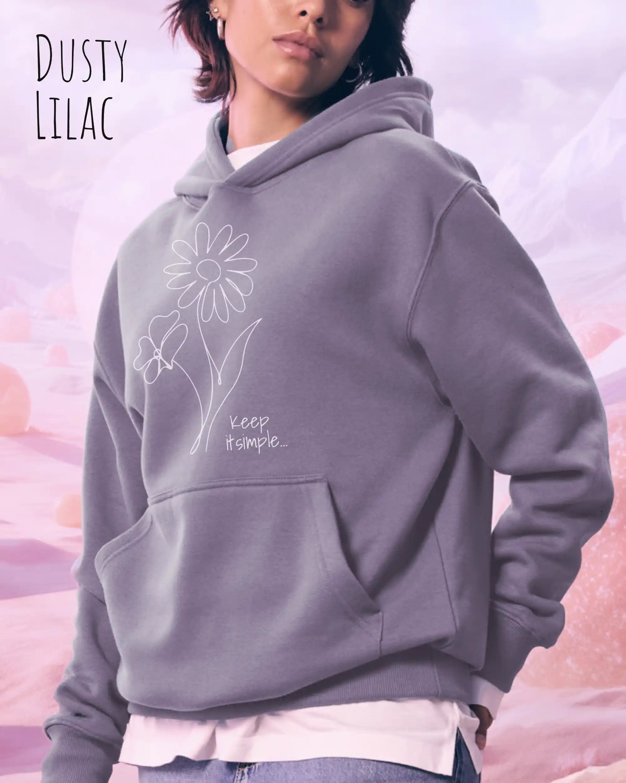 frau trägt streetwear hoodie im oversize fit in farbe dusty lilac mit keep it simple motiv auf der Brust