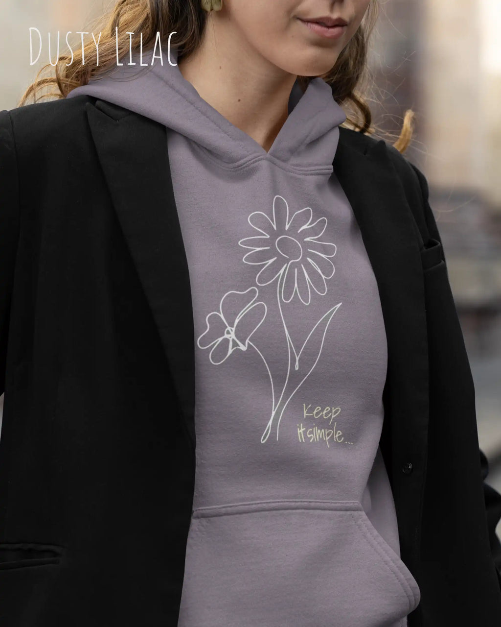 frau trägt streetwear hoodie im oversize fit in farbe dusty lilac mit keep it simple motiv auf der Brust