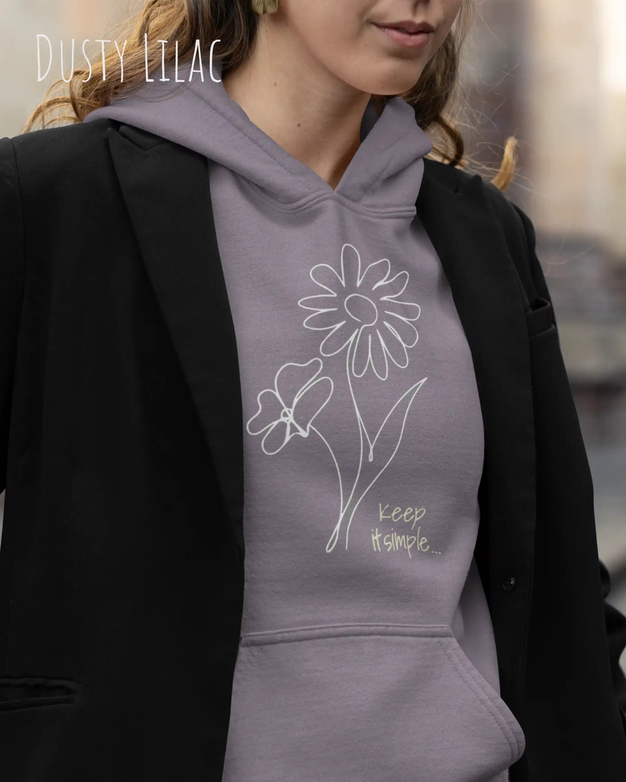 frau trägt streetwear hoodie im oversize fit in farbe dusty lilac mit keep it simple motiv auf der Brust