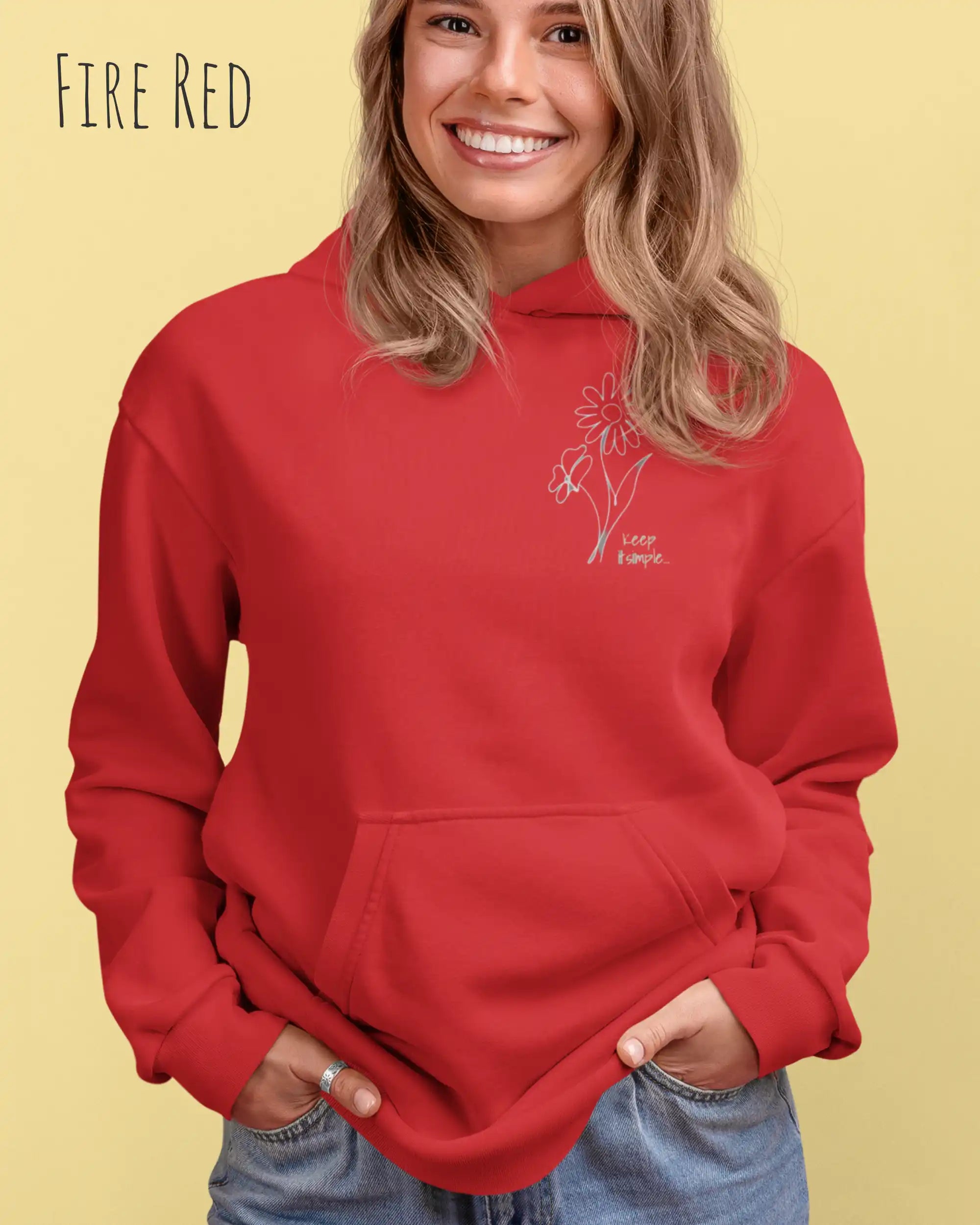 frau trägt streetwear hoodie im oversize fit in farbe fire red mit keep it simple motiv oben links