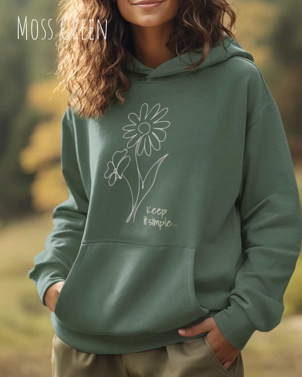 frau trägt streetwear hoodie im oversize fit in farbe moss green mit keep it simple motiv auf der Brust