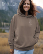 frau trägt streetwear hoodie im oversize fit in farbe natural clay mit keep it simple motiv oben links