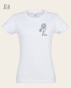 Das Bild zeigt das Basic Design-T-Shirt mit tailliertem Schnitt in der Farbe ash und mit dem statement keeü it simple.