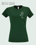 Das Bild zeigt das Basic Design-T-Shirt mit tailliertem Schnitt in der Farbe bottle green und mit dem statement keeü it simple.