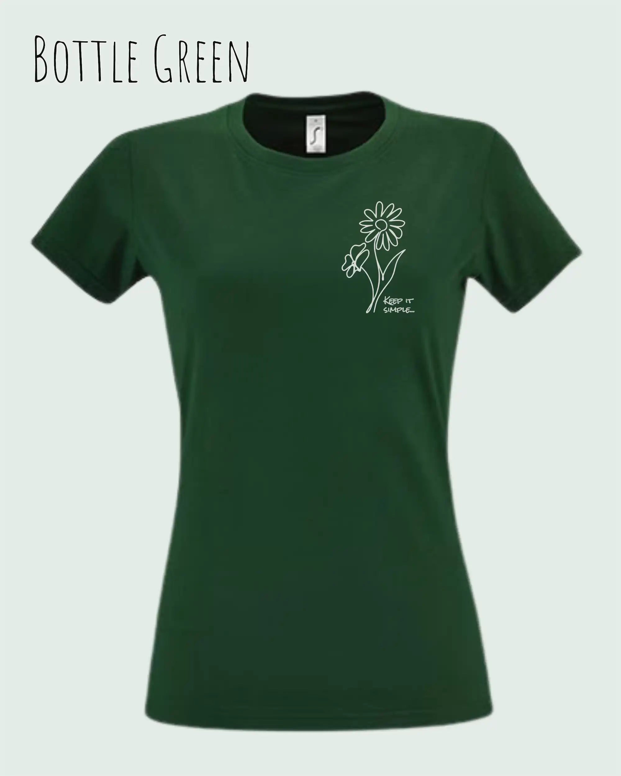 Das Bild zeigt das Basic Design-T-Shirt mit tailliertem Schnitt in der Farbe bottle green und mit dem statement keeü it simple.