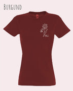 Das Bild zeigt das Basic Design-T-Shirt mit tailliertem Schnitt in der Farbe Burgund  und mit dem statement keeü it simple.