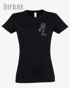 Das Bild zeigt das Basic Design-T-Shirt mit tailliertem Schnitt in der Farbe deep black und mit dem statement keeü it simple.