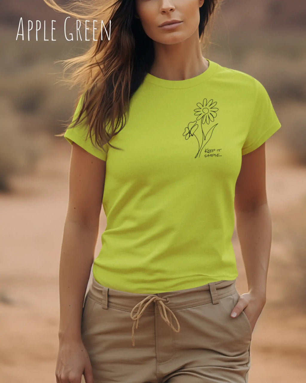 Junge Frau trägt das Basic Design-T-Shirt mit tailliertem Schnitt in der Farbe apple green und mit dem statement keeü it simple.