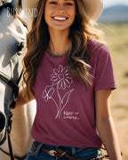 Frau trägt das Basic Design-T-Shirt mit tailliertem Schnitt in der Farbe Burgund und mit dem statement keeü it simple.