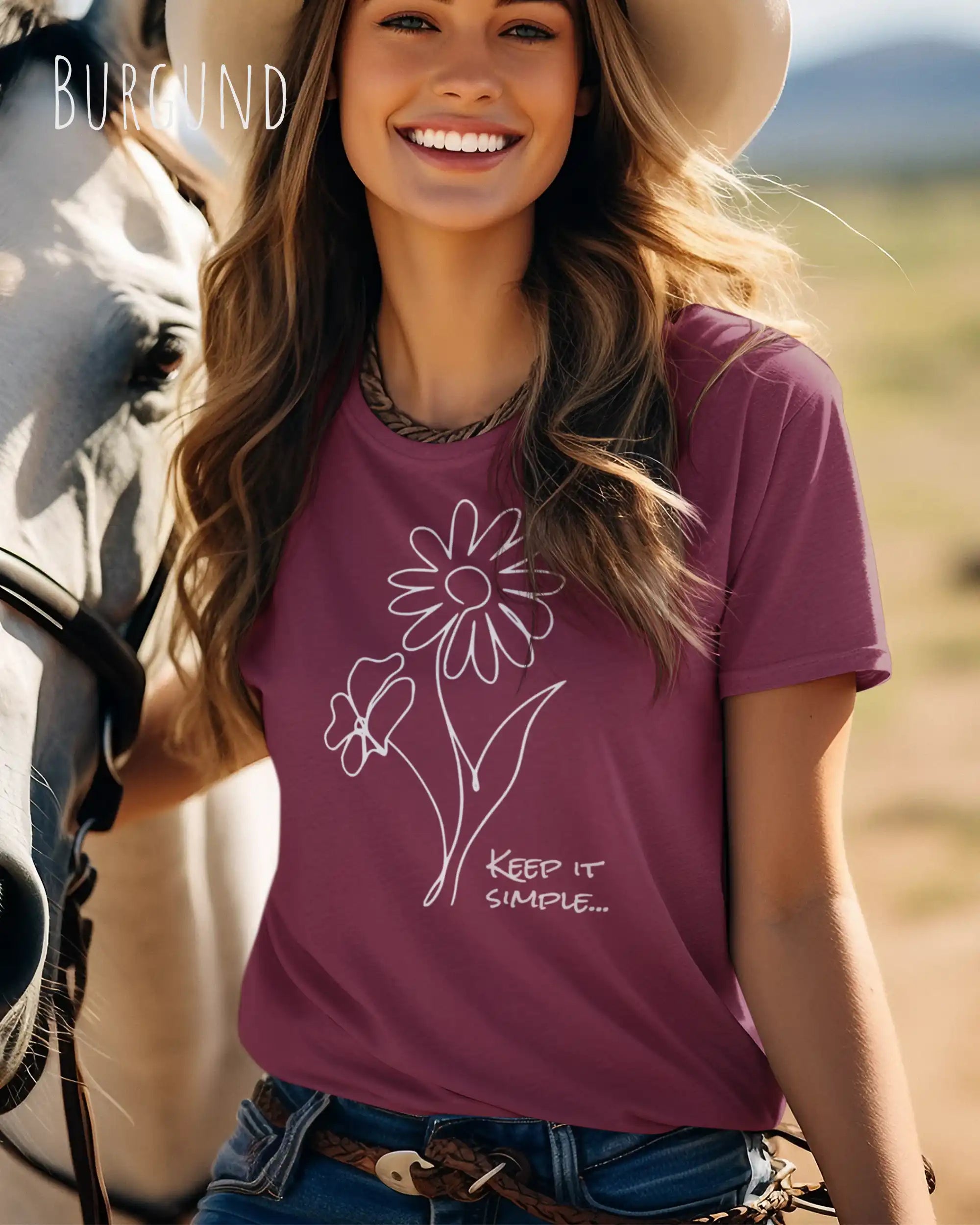 Frau trägt das Basic Design-T-Shirt mit tailliertem Schnitt in der Farbe Burgund und mit dem statement keeü it simple.