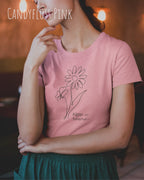 Junge Frau trägt das Basic Design-T-Shirt mit tailliertem Schnitt in der Farbe candyfloss pink und mit dem statement keeü it simple.