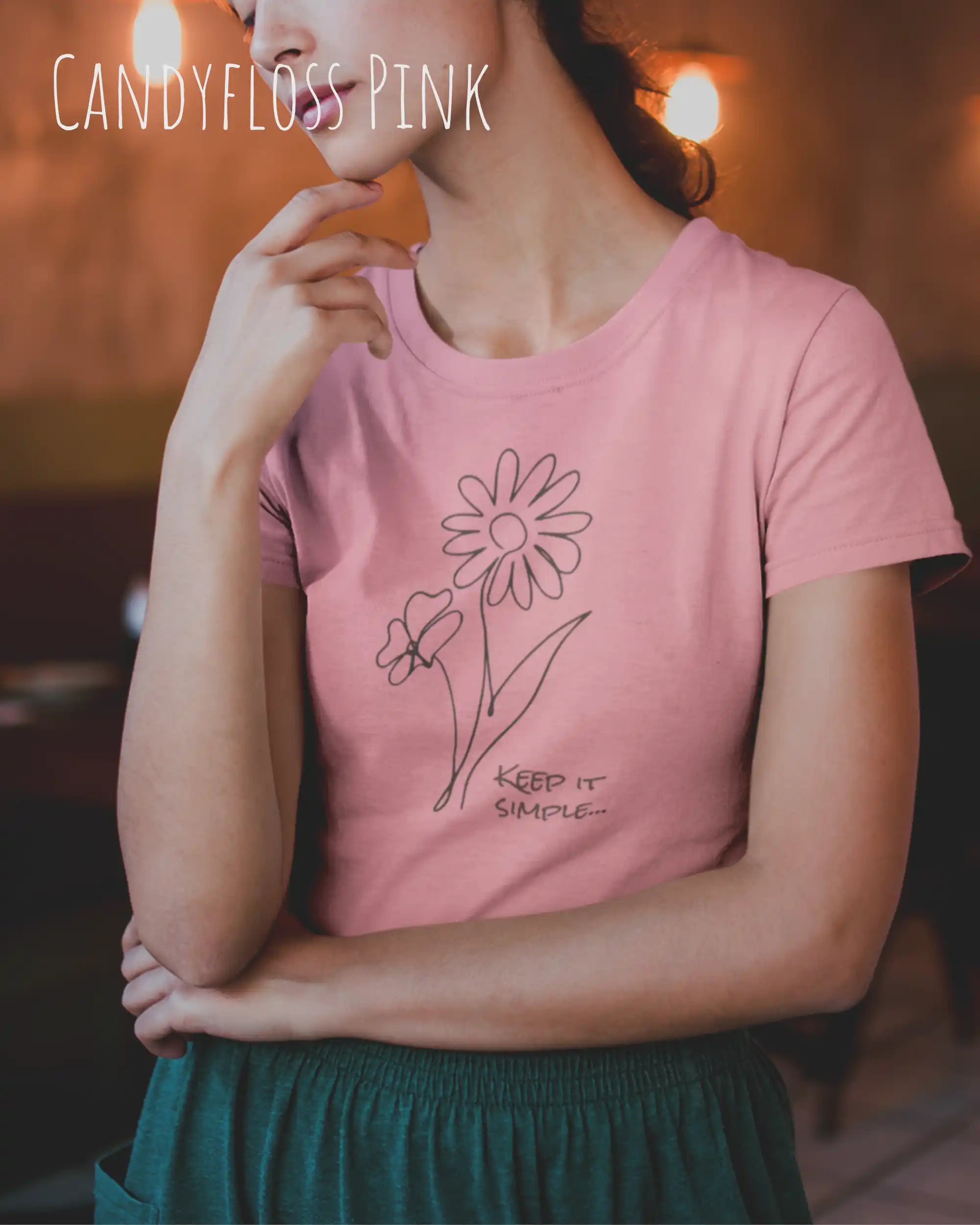 Junge Frau trägt das Basic Design-T-Shirt mit tailliertem Schnitt in der Farbe candyfloss pink und mit dem statement keeü it simple.