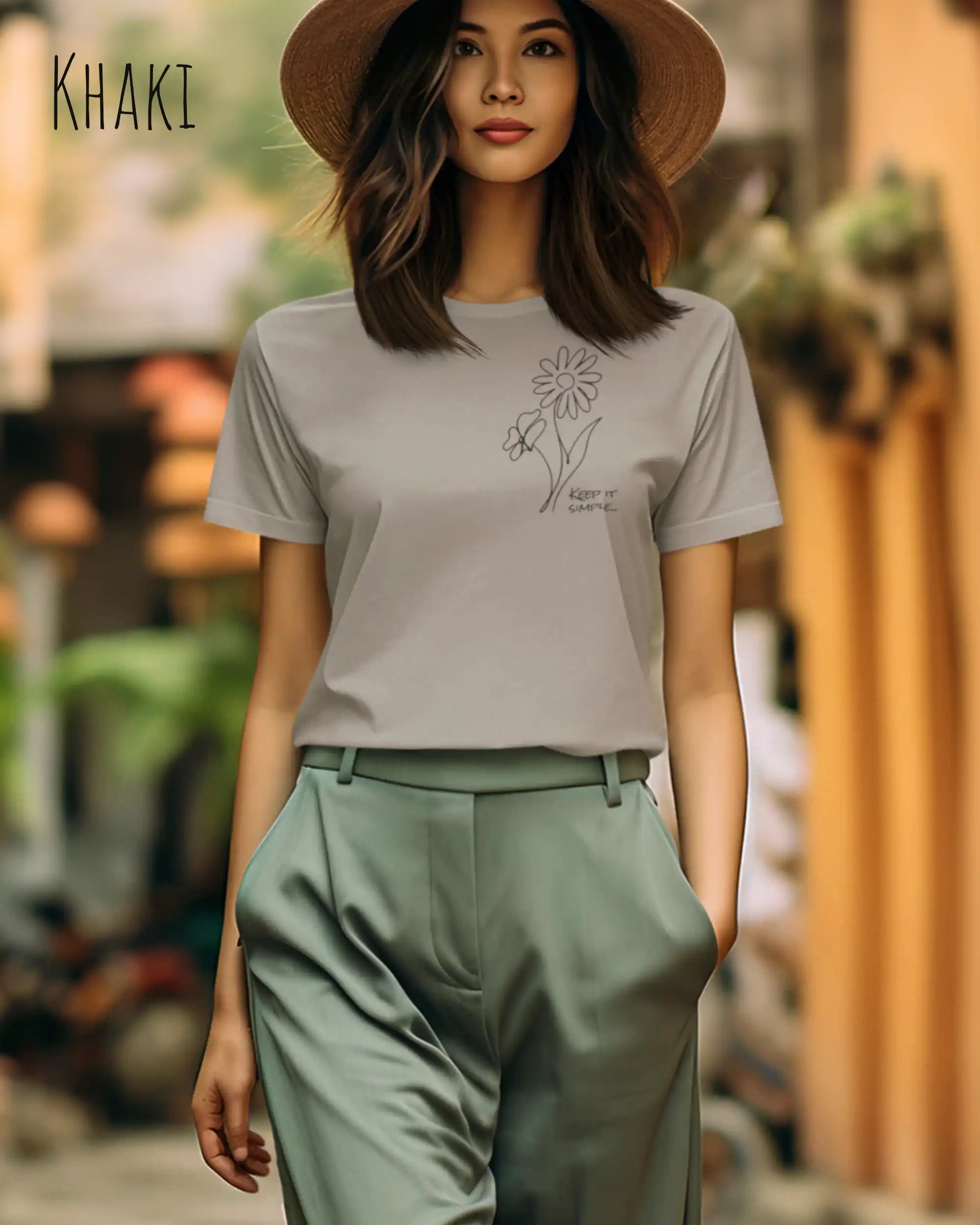 Frau trägt das Basic Design-T-Shirt mit tailliertem Schnitt in der Farbe kaki und mit dem statement keeü it simple.