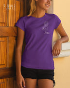 blonde Frau trägt das Basic Design-T-Shirt mit tailliertem Schnitt in der Farbe purple und mit dem statement keeü it simple.