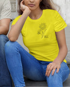 Junge Frau trägt das Basic Design-T-Shirt mit tailliertem Schnitt in der Farbe sun yellowund mit dem statement keeü it simple.