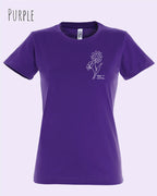 Das Bild zeigt das Basic Design-T-Shirt mit tailliertem Schnitt in der Farbe purple und mit dem statement keeü it simple.