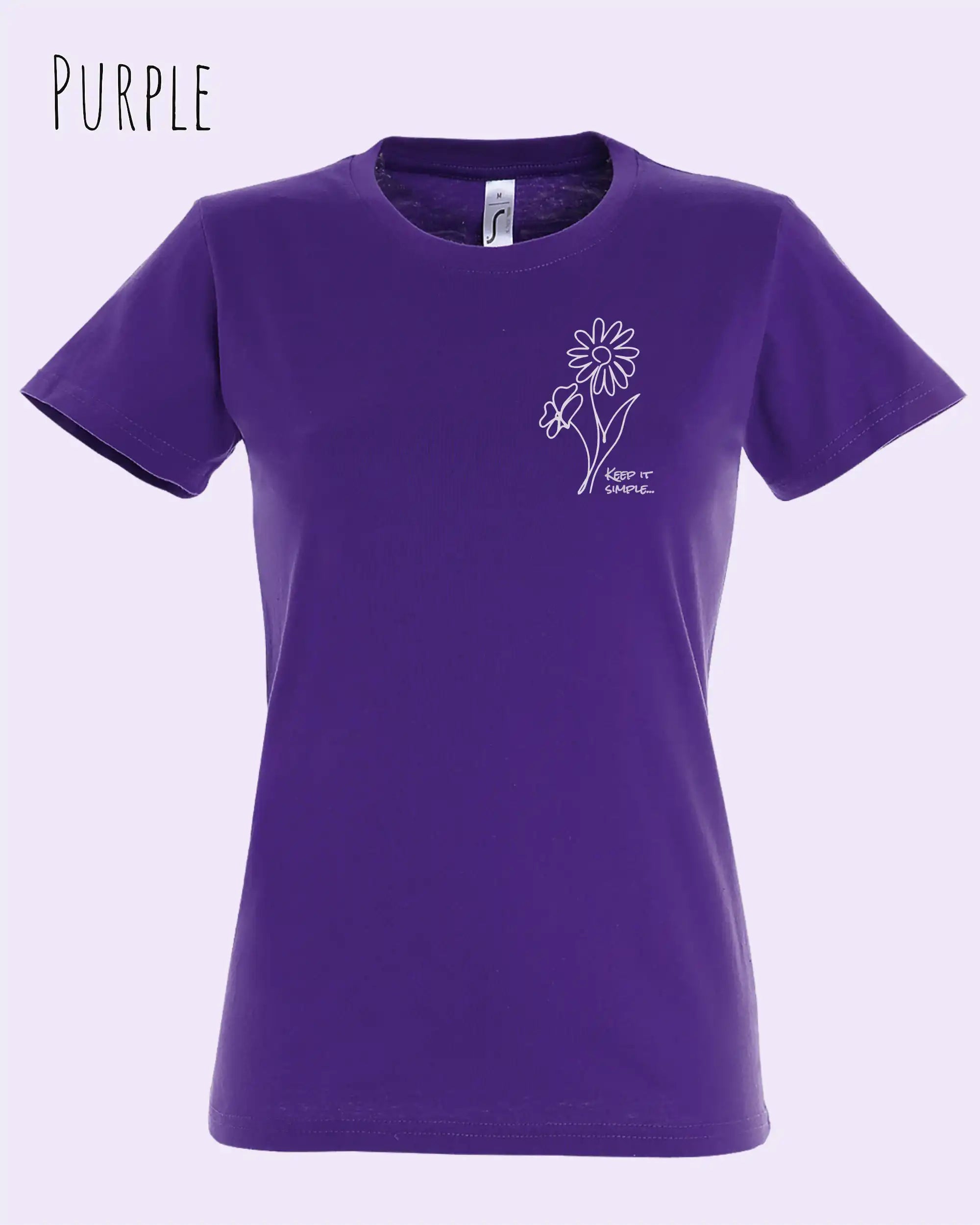 Das Bild zeigt das Basic Design-T-Shirt mit tailliertem Schnitt in der Farbe purple und mit dem statement keeü it simple.