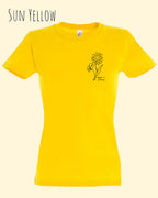 Das Bild zeigt das Basic Design-T-Shirt mit tailliertem Schnitt in der Farbe sun yellow und mit dem statement keeü it simple.