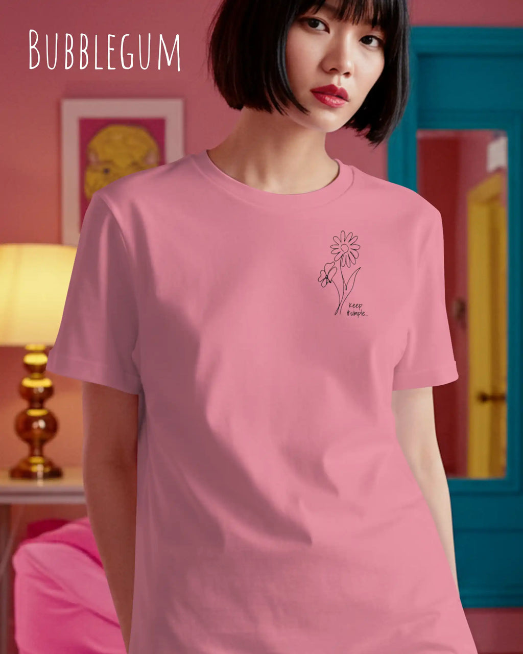Das Bild zeigt eine junge frau, die ein design-t-shirt ind der farbe bubblegum mit dem grafik-motiv keeo it simple trägt.