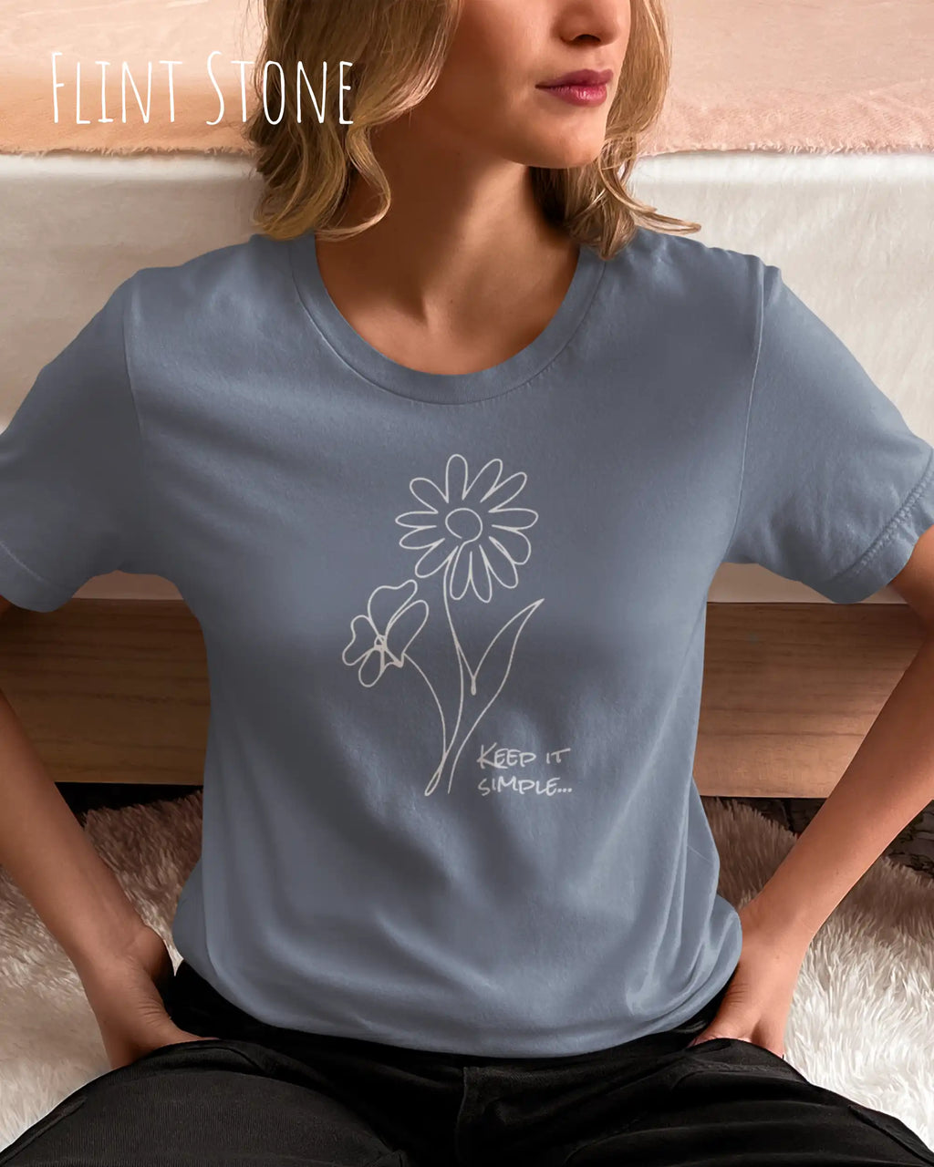 Das Bild zeigt eine junge frau, die ein design-t-shirt ind der farbe flint stone mit dem grafik-motiv keeo it simple trägt.