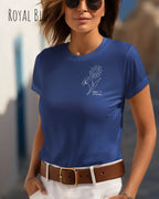 Das Bild zeigt eine junge frau, die ein design-t-shirt ind der farbe royalblue mit dem grafik-motiv keeo it simple trägt.