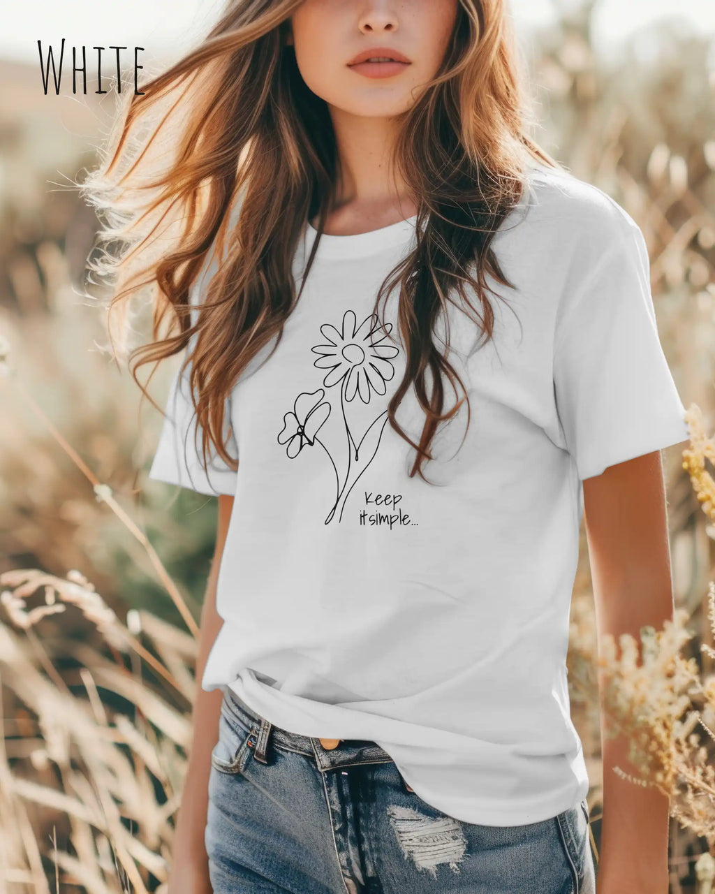 Das Bild zeigt eine junge frau, die ein design-t-shirt ind der farbe white mit dem grafik-motiv keeo it simple trägt.