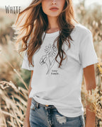 Das Bild zeigt eine junge frau, die ein design-t-shirt ind der farbe white mit dem grafik-motiv keeo it simple trägt.