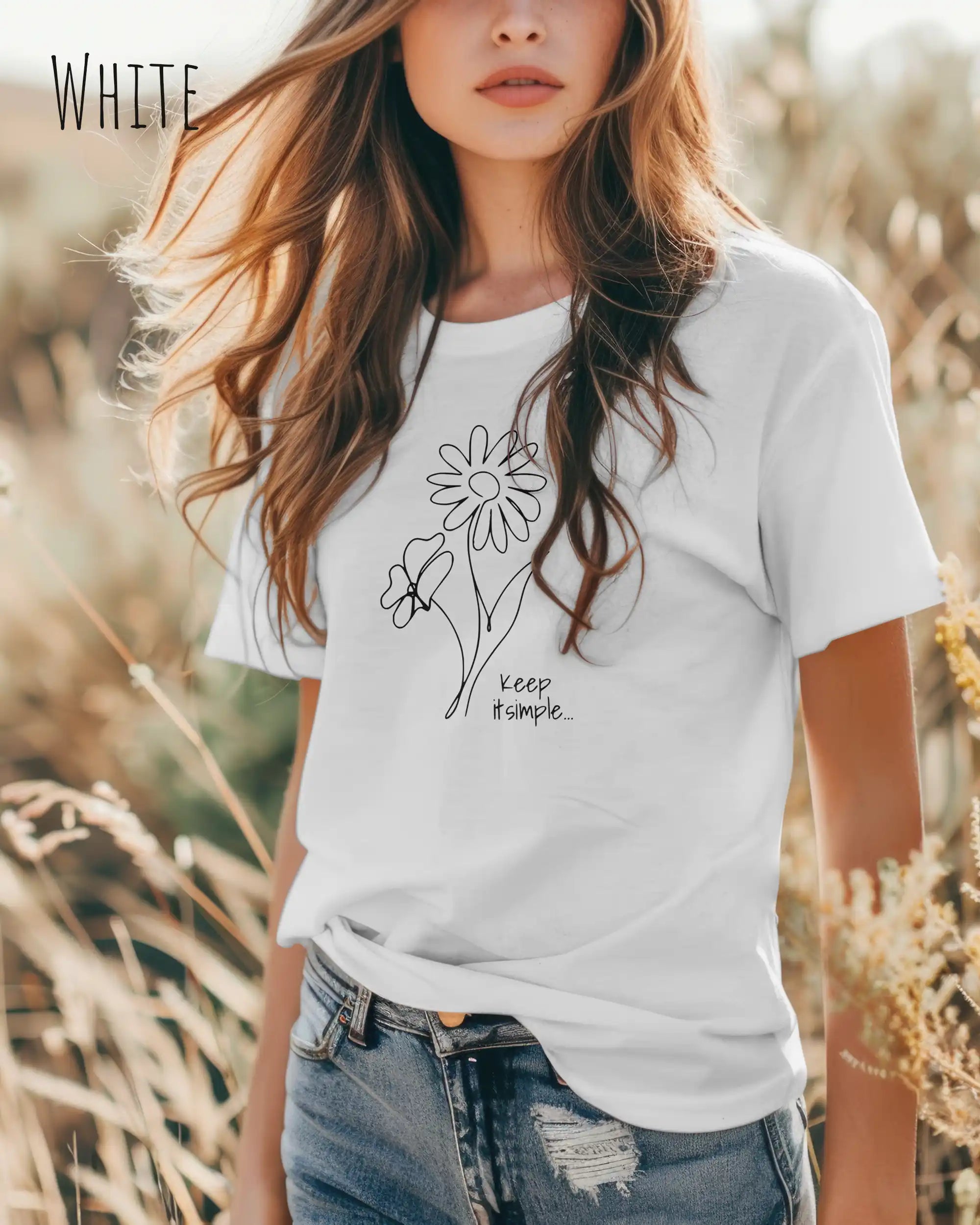Das Bild zeigt eine junge frau, die ein design-t-shirt ind der farbe white mit dem grafik-motiv keeo it simple trägt.